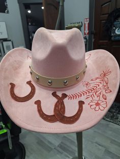 hand burned hat,  cowboy hat,  hat design, cowgirl era,  pink hat Diy Cowboy Hats, Pink Cowgirl Hat, Cowgirl Era, Hand Burn, Hat Decoration, Pink Cowgirl, Hat Design, 14th Birthday, Western Hats