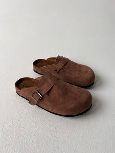 Details Close Toed Clog Style Slip Ons Color: Camel Material: NA Size No Half Sizes Model is Wearing a Size 7 Model is Normally a 7.5 Model Measurements Size: 4/6 Height: 5'2" Weight: 135lbs Bust: 35" Waist: 28" Hips: 37" Bra Size: 34D Comfy House, Clogs For Women, Clog Style, Clogs Style, Arm Tattoos, Europe Trip, Hakuna Matata, Arm Tattoos For Guys, Christmas Wishlist