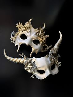 Couples horned mythical masquerade mask set in gold Italian Masks Venetian, How To Make Masquerade Masks, Emerald Green Masquerade Mask, White Mask Aesthetic, Creepy Mask Design, Animal Masks Masquerade, Witch Doctor Mask, Fae Masquerade, Male Masquerade Outfit