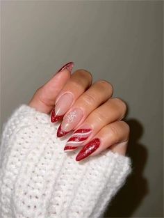 Oval Xmas Nails, Almond Festive Nails, Almonds Christmas Nails, Christmas Nail Design Almond Shape, Short Oval Nails Ideas Christmas, Christmas Minimalistic Nails, Red Christmas Nails Design, Pretty Holiday Nails, Christmas Nail Almond Shape