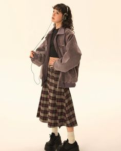 Big Jacket Outfits, Plaid Long Skirt, Grunge Outfits Winter, Long Plaid Skirt, Long Skirt Outfits, Alt Outfits, Looks Street Style, Reference Poses, Skirt Fits