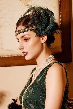 Recreate a flapper and classic 20s style with this headband, relive the gold and luxurious lifestyle in the roaring 20s. Features: Gorgeous peacock feather and rhinestone Elastic headband Forehead rhinestone studded design Fluffy feathers Flapper Costume Ideas, 1920s Fashion Party, Peacock Headband, 1920s Hair Accessories, 20s Outfit, Look Gatsby, 1920s Flapper Costume, 1920s Evening Dress, Flapper Outfit