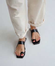 This style will be produced once you place your order. Our production time is 15 days. Everything you need in your day-to-day, our Roca sandals highlight the extraordinary and refined nature of simplicity. In an unmissable basic color, with a square cut and a toe loop, these sandals perfectly secure and stylize your feet. Pair them with our Wonder shirt and shorts, a pair of jeans, or your favorite pants. What we love is the striking and sophisticated impact of the shoes in a single tone. This s Shirt And Shorts, Heel Caps, Square Cut, Rubber Heels, Basic Colors, Metal Buckles, Natural Leather, Black Sandals, Leather Sandals