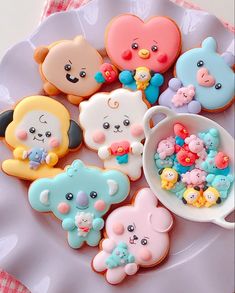 there are many cookies on the plate with teddy bears and other animals in them,