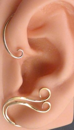 WAVES EAR WRAP Sleek Minimalist Sterling or Brass - Etsy Diy Festival, Wire Bending, Twist Jewelry, Cool Ear Piercings, Cosplay Jewelry, Bijoux Fil Aluminium, Arm Cuffs, Wrap Earrings, Wire Jewelry Designs