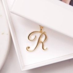 R Initial Necklace - Cursive "R" initial - Gift Necklace for mom, for wife, for daughter, for bridesmaids. Custom initial gold necklace Dainty "R" initial. Perfect every day necklace. Lovely gift for your self, sister, bridesmaids, new mom. Pendant: Base metal is brass and 14K gold plated. Chain is 18 inches, 14k gold filled. Note: model shots might show a different initial, only to illustrate overall look and length of the chain. This listing is for the "R" initial. Alphabet Necklace Initials, Cursive R, Letter Necklace Gold, R Letter, Wedding Minimalist, Alphabet Necklace, Letters Design, Alphabet Wallpaper, Gold Letter Necklace