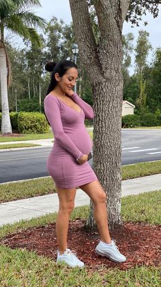 Pregnant Women Fashion, Cool Mom Style, Spring Maternity Outfits, Months Of Pregnancy, Spring Maternity, Maternity Brands, Pregnancy Months, Maternity Outfits, Bump Style