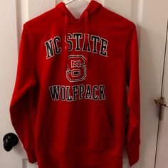 Nwot Unisex Bright Red Nc State Wolfpack Hoodie By Colosseum Athletics. Size S Thick Warm University Red Fleece Sports Hoodie, University Red Fleece Hoodie For Sports, University Red Long Sleeve Hoodie For Sports, University Red Long Sleeve Sports Hoodie, University Red Sports Hoodie With Drawstring Hood, University Red Drawstring Hood Sweatshirt For Sports, Collegiate Red Hoodie For Game Day, Red Team Spirit Hoodie For Fall, Collegiate Red Hoodie For Fan Gear