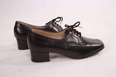 "➸ Description: Beautiful 1960s black leather shoes by swiss brand salamander, excellent queality, lovely lace up front, small heels Condition: excellent ➸Measurements: Size 4 1/2 Insole Length 24.5cm / Ball of feet 8.5cm / Heels 4cm Visit my instagram @bazvintage Note: - You are welcome to contact me and ask me anything - I sell vintage and antique pre-owned pieces that are mostly showing a normal amount of wear even if marked as \"\"in excellent condition\"\". But I took great care to handpick Vintage Lace-up Shoes With Low Heel And Leather Sole, Vintage Lace-up Shoes With Leather Sole And Low Heel, Vintage Low Heel Lace-up Shoes For Formal Occasions, Vintage Lace-up Shoes With Low Heel For Formal Occasions, Vintage Lace-up Shoes With Pointed Toe For Formal Occasions, Vintage Lace-up Shoes With Almond Toe For Formal Occasions, Retro Style Lace-up Oxfords For Formal Occasions, Vintage Lace-up Leather Shoes For Office, Vintage Formal Lace-up Shoes With Pointed Toe