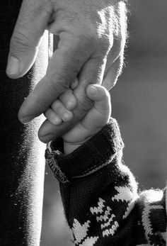 a person holding the hand of another person with a quote above it that reads, haz lou que considres correo aunue creado crea que que que najo se nadie te obsera