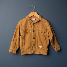 RARE!V intage brown denim jean jacket.  Snap button closure. In great condition with a few small minor flaws (see photos) Brand:  GUESS Size:  5 years  * *  BUNDLE + SAVE --   ANY SHIPPING OVERAGES WILL BE REFUNDED IMMEDIATELY, AND BUYER WILL BE CHARGED ONE FLAT RATE PER ORDER. no returns.  Standard shipping for Canada is untracked lettermail.  Standard shipping for USA is regular untracked surface shipping .  If you need quicker shipping or tracking, please upgrade at checkout.  All items are v Brown Button-up Denim Jacket For Fall, Classic Brown Denim Jacket For Winter, Brown Denim Jacket With Pockets For Fall, Classic Brown Denim Jacket With Pockets, Brown Washed Cotton Outerwear, Vintage Washed Brown Outerwear, Winter Brown Denim Jacket With Button Closure, Casual Brown Denim Outerwear, Casual Brown Denim Jacket