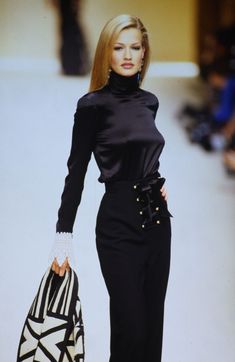 Valentino Runway, 90s Runway Fashion, Runway Fashion Couture, Runway Show, Runway Models, 2000s Fashion, Couture Fashion, Look Fashion