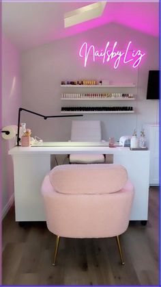 nails acrylic jade green Opening A Nail Salon, Nails Suite Decor, Small Nail Tech Room, Nail Room Design Ideas, Diy Nail Studio At Home, Nail Area Ideas Small Spaces, Bedroom Nail Salon Ideas, Nail Room Decor Ideas Pink, Pink Nail Salon Aesthetic