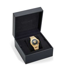 Versace Hera Womens Watch 37MM IP Yellow Gold Case Black Sunray Dial IP Yellow Gold Bracelet This new timepiece celebrates the beauty and charm of the Medusa floating on the dial and features a new case shape. Featuring an iconic design, this classic watch has a three-dimensional Medusa on the sunray dial. The top ring is further decorated with the Versace logo to strengthen the connection with brand’s DNA. Tanzanite Jewelry, Versace Logo, Bracelets Gold Diamond, Gold Diamond Necklace, Gold Diamond Earrings, Ruby Jewelry, Iconic Design, Yellow Gold Bracelet, Emerald Jewelry