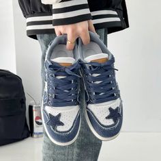 Verleihen Sie Ihrer Freizeitgarderobe einen verspielten Touch mit diesen mit Sternen verzierten Fashion-Sneakers für Damen. Erhältlich in leuchtenden Farben wie Pink, Denim-Blau und klassischem Schwarz, verfügen diese Sneaker über ein einzigartiges Sternenmuster, das Ihrem Outfit eine lustige, jugendliche Ausstrahlung verleiht. Die dicke Sohle erhöht nicht nur Ihre Körpergröße, sondern bietet auch zusätzliche Dämpfung für ganztägigen Komfort. Stil und Komfort Diese Low-Cut-Sneaker mit Schnürung lassen sich perfekt mit Jeans, Röcken oder sogar Kleidern kombinieren und sind somit eine vielseitige Ergänzung Ihrer Schuhsammlung. Egal, ob du einen lässigen Tag mit Freunden verbringst oder Besorgungen machst, mit diesen stylischen und bequemen Schuhen siehst du den ganzen Tag schick aus und fühl Hip Hop Sneakers, Mesh Heels, Stars Design, Fashion Star, Retro Punk, Sneakers For Women, 90s Grunge, Trendy Sneakers, Chunky Sneakers