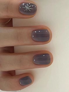 short, glossy, dark gray nails with a minimal sparkle Grey Gel Nails, Korean Nails, Gray Nails, Jelly Nails, Winter Nail Designs