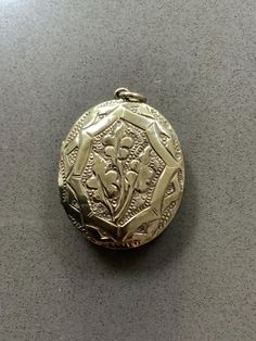 A stunning Victorian ornate gold tone oval keepsake hinged locket  In very good condition Been thoroughly cleaned  Will look great on a chain Oval Pendant, Antique Victorian, Pendant Necklaces, Locket, Jewelry Necklace Pendant, Gold Tones, Jewelry Necklaces, Pendant Necklace, Chain