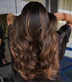 Chic Brunette Hair, Mom Balayage, Brown Highlights On Brown Hair Curly, Brunette Balayage On Black Hair, Haulage Hair, Caramel Hairstyles, Wavy Hair Balayage, Brunettes Balayage, Baylage Hair