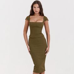 Elevate your style with our Sleek Square Neck Bodycon Midi Dress, a perfect blend of sophistication and allure. This figure-hugging dress features a square neckline that exudes elegance and a flattering bodycon fit that accentuates your curves. The backless design adds a touch of allure and femininity, while the midi length adds a hint of refinement. Whether you're lounging on a tropical getaway or attending a glamorous holiday party, this French-inspired ensemble is sure to make a statement. Em เสื้อผ้า Kylie Jenner, Corset Midi Dress, Bodycon Midi Skirt, French Dress, Office Dresses For Women, Square Neck Top, Mid Length Skirts, Fall Skirts, Sleeveless Crop Top