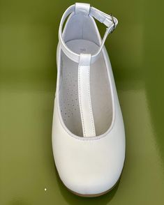 Beautiful and comfortable Spanish shoes for girls to wear on special occasions, such as the first communion. Please refer to the size conversion table. 100% leather Made in Spain Final Sale, no exchanges nor returns will be accepted Communion Shoes, First Communion Shoes, Spanish Shoes, Ballerina Shoes, Mary Jane Sneaker, First Communion, White T, Ballet Flats, White Leather