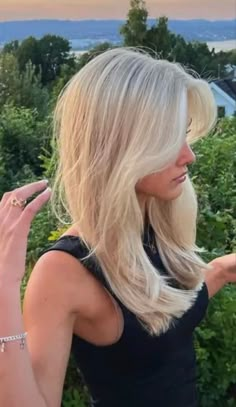 Blonde Layers Hair, Blonde Hair Cuts Long Layered, Medium Platinum Blonde Hair, Blonde Hair Medium Length Layers, Blonde Hair Mid Length Layers, Medium Haircut Blonde, Blonde Hair No Highlights, Blond Hair With Layers, Medium Length Bleach Blonde Hair