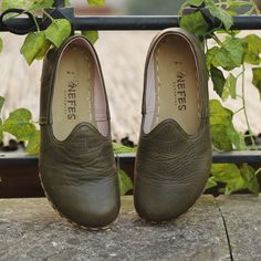 Step into a world of elegance with our Modern Military Green Barefoot Shoes. Handcrafted with precision, these shoes blend the beauty of leather with the benefits of zero-drop design. Grounding properties enhance the experience, making them a perfect fusion of style and nature for the modern woman. Highlights of this women's shoe with a pointed upper design Handmade with precision Leather material Zero-drop design Natural grounding experience Blend of tradition and modernity Essential shoe for d Loafer Style, Natural Movement, Brown Leather Loafers, Handmade Leather Shoes, Shoe Sole, Shoes Handmade, Leather Flat Shoes, Foot Health, Barefoot Shoes