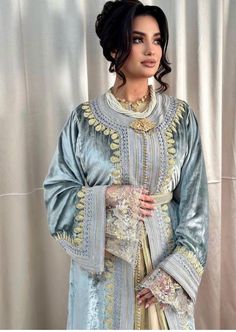 traditional kaftan Moroccan Outfit, Traditional Kaftan, Moroccan Dresses, Pretty Clothing, Moroccan Clothing, Moroccan Culture, Moroccan Dress, Finger Knitting, Hair Ponytail Styles