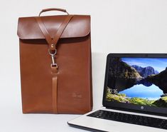 Men's leather laptop backpack, this business travel bag is a brown leather bag good for going to office or work trip.  The leather laptop bag has ample main space to protect your laptop and organize men's accessories in your own way. Personalized leather laptop backpack purse ideal leather backpack purse de MacBook Air and MacBook Pro ( You can contact me to customize the sizes ). Dimensions:  15,8 inches tall (40 cm) 11,8 inches wide (30 cm) 4 inches deep (10 cm) For you don't overload your day Office Backpack, Purse Casual, Business Travel Bag, Work Trip, Leather Laptop Backpack, Leather Backpack Purse, Laptop Rucksack, Leather Laptop Bag, Brown Leather Bag