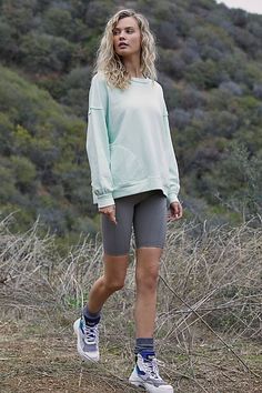 Casual Hiking Outfit Summer, Hiking Outfit Summer Trail, Casual Hiking Outfit, Cute Hiking Outfits, Camping Photoshoot, Hiking Colorado, Hiking Apparel, Fall Hike