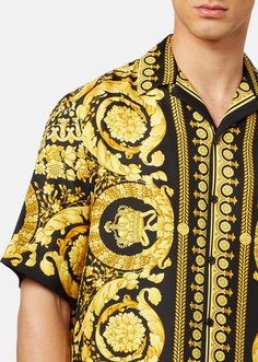 Crafted from pure silk this short-sleeved button-down shirt features the signature Barocco print - a beloved house code featuring stylised acanthus leaves. Silk Shirt Style, Acanthus Leaves, Versace Men, Selling Clothes, Gianni Versace, Silk Shirt, Shirt Sale, Men's Collection, Online Design