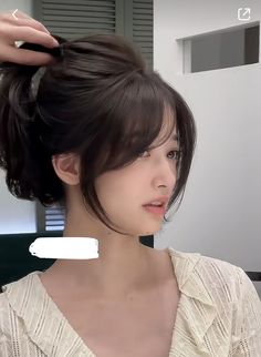 Kpop Medium Length Hair, French Side Bangs, Curtain Bangs Tied Up, Japanese Curtain Bangs, Korean Haircut Bangs, Korean Haircut With Bangs, Korean Style Haircut, Window Bangs, Curtain Bangs Asian