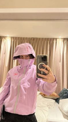 @arcteryx 🌸 gorj coat Arcytex Jacket Outfit, Arcteryx Ski Outfit, Arcteryx Jacket Outfit, Pink Hiking Outfit, Arc’teryx Outfit, Pink Snowboard Outfit, Arc Teryx Outfit, Arcteryx Ski, Arcteryx Outfit