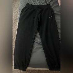 Size M In Women, Never Worn, Selling Cause To Big, No Tags, Cuffed Bottom Black Sportswear Sweatpants For Workout, Sporty Winter Workout Joggers, Casual Black Joggers For Workout, Casual Fleece Joggers For Gym, Moisture-wicking Fleece Joggers For Workout, Casual Black Sweatpants For Workout, Black Cotton Sweats For Workout, Casual Winter Workout Sweatpants, Nike Fleece Sweats For The Gym