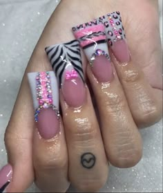 Trashy Y2k Nails Long, Clear Airbrush Nails, Mc Bling Nails, Trashy Y2k Duck Nails, Mcbling Trashy Y2k Nails, Mc Bling Aesthetic, Mc Bling Makeup