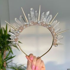 👑 Stunning clear quartz crystal halo headband.  With gold spikes, ivory pearls, gold beads and jewels.  On a gold alice band 👑 Tiara Hair, Pearl Bride, White Rose Flower, Headpiece Diy, Flower Crown Hairstyle, Rose Crown, Halo Crown, Halo Headband, Tiara Hairstyles