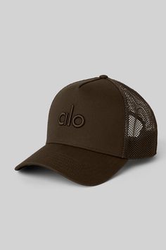 District Trucker Hat - Navy | Alo Yoga Wishlist 2024, Women Hats Fashion, Fall Hats, Cute Preppy Outfits, Womens Baseball Cap, Dad Caps, Mood Board Fashion, Outfits With Hats, Snap Back