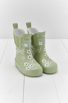 Give your child a spring in their step with our new limited-edition colour-changing kids' wellies in a shorter style. Spring Green is as fresh as a summer breeze. A wild, untamed shade that speaks of warm evenings playing in the long grass. These boots feature a cool microfibre lining, perfect for keeping kid's feet fresh. You can also find our classic colour-changing technology as the welly print changes colour when met with water. Ideal for playing in muddy areas as they are for paddling in th Baby Doll Accessories, Wellies Boots, Spring Boots, Cloth Nappies, Colour Changing, Wet Bag, Style Spring, Summer Breeze, Floral Short