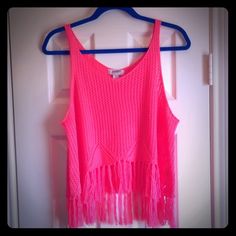 Never Worn Summer Stretch Fringe Tops, Casual Fringe Tank Top For Vacation, Pink Fringed Top For Spring, Spring Pink Fringed Tops, Pink Fringe Top For Spring, Spring Casual Fringe Tank Top, Casual Fringe Tank Top For Summer, Casual Fringe Tank Top For Spring, Casual Fringe Tops For Beach Season