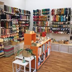 Tienda de lanas y taller de punto de media y ganchillo Coffee Shop Japan, Crochet Studio, Crochet Business, Shop Storage, Quilting Studio, Yarn Store, Wool Shop, Store Organization, Sewing Studio