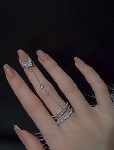 Simplistic Jewelry, قلادات متدلية, Hand Jewelry Rings, Hand Chain Jewelry, Edgy Jewelry, Pretty Jewelry Necklaces, Expensive Jewelry Luxury, Fancy Jewellery Designs, Jewelry Accessories Ideas