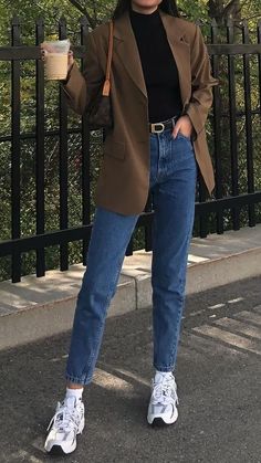 Twee Work Outfit, Turtleneck Outfit Ideas Women, Korean Casual Outfits Fall, Cap Sleeve Shirt Outfit, Pinterest Style Outfits, Timeless Professional Outfits, Fall Outfits Dark Jeans, Bussines Outfit Ideas, Gen Z Blazer Outfit