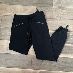 Like New Black City Jogger Zipper Pockets Adjustable Waistband Sz Xs Casual Fitted Black Joggers, Casual Black Fitted Joggers, Black Stretch Sporty Sweatpants, Black Sporty Stretch Sweatpants, Black Stretch Sweatpants Sporty Style, Black Stretch Joggers Athleisure, Black Stretch Joggers Athleisure Style, Black Stretch Sweatpants For Athleisure, Black Joggers With Comfort Waistband For Workout