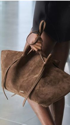 Fall 2023 Fashion, It Bags, Sac Diy, Suede Bag, Bags Aesthetic, Bag Trends, 2023 Fashion, Essential Bag