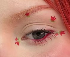 Cute Simple Graphic Liner, Colorful Aesthetic Makeup, Eyeliner Drawings, Eyeliner Styles Colorful, Simple Creative Makeup, Colorful Makeup Aesthetic, Graphic Eyeliner Color