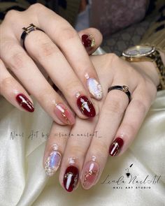 Nail Inspo Maroon, Nailart Merah Maroon, Nailart Simple Elegant, Nailart Maroon, Nail Maroon, Nail Art Maroon, Red And Gold Nail Designs, Model Kuku, Maroon Nail Art