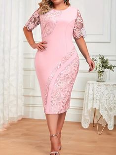 Got an invite to a swanky event? Well, honey, this is the dress that's got your back. Dive into its slim-fit magic that's all about highlighting those lovely curves. With solid contrast lace and demure short sleeves, it's a dose of elegance we can't resist. Whether it's a wedding reception or a posh party, this ensemble is a win. Crafted in soft, breathable fabric, it's a day-to-night dream. And guess what? It's tailored especially for our plus-size queens. Pop on some heels and your favorite je Fitted Dress Casual, Plus Size Summer Fashion, Vestidos Color Rosa, Sukienki Plus Size, Stitching Dresses, Lace Party Dresses, Middle Age Fashion, Vestido Plus Size, Elegant Dresses For Women