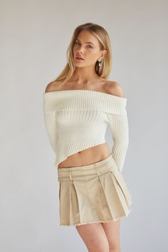 cute cream sweater with khaki pleated micro mini skort How To Style A Corset, Beige Skirt Outfit, Beige Pleated Skirt, Lace Short Sleeve Top, Asymmetrical Sweater, Chic Top, Micro Mini, Ruffled Maxi Dress, Trendy Clothes For Women