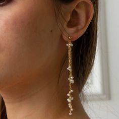 Dangling Pearl Earrings Dangling Pearl Earrings, Body Jewelry Diy, Prom Gold, Gold Jewelry Prom, Earrings Outfit, Veil Accessories, Cartilage Jewelry, Gold Earrings Wedding, Long Gold Earrings