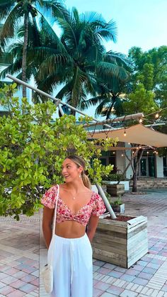 What To Wear In Costa Rica: 11 Amazing Tropical Outfits - The Wandering Girl Jamaica Outfits Resort Wear Vacation, Arizona Spring Break Outfits, Hawaii Inspo Outfits, Dinner Vacation Outfit, Bahama Outfits Ideas, Mexico Spring Break Outfits, Costa Rica Fits, Hawaii Dinner Outfit, Mexico Dinner Outfits