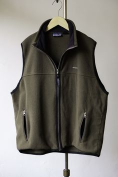 Patagonia Vintage Fleece Vest Made in U.S.A  SIZE L Shoulder：44cm Pit to pit：64cm Length：65cm Welcome to our online store https://bansecondhandgoods.com/ Worldwide Shipping The official website provides credit card services,  please contact us via private message if necessary. Find us IG :  ban_secondhand_goods Thank you for checking us out :) Patagonia Vintage, Colorful Vest, Vintage Fleece, Vintage Patagonia, Mens Vests, Vests Mens, Vest Outfits, Fleece Vest, Mens Fleece